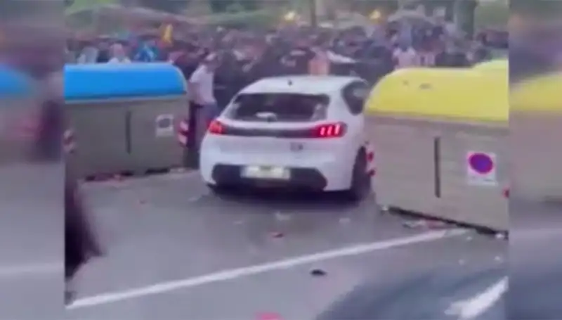 Taraftarların Arasına Daldı: Aracın Kaza Yaptığı Anlar Şoke Etti!