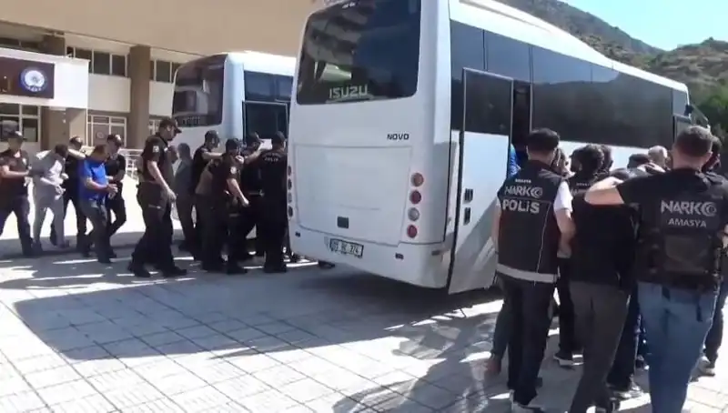 Amasya’da Uyuşturucu Operasyonu: 13 Kişi Tutuklandı!