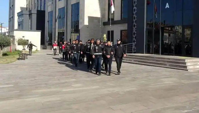 Otelde Balyoz ve Bıçaklı Kavga: 10 Gözaltı ve Yaralılar
