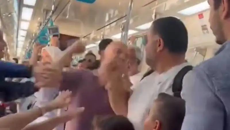 Marmaray'da Yumruklu Kavga: Yolcular Şoka Uğradı