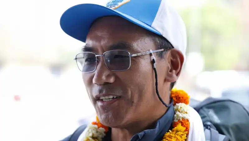 Everest Adam, Kendi Rekorunu Kırarak Zirveye Güneş Gibi Doğdu