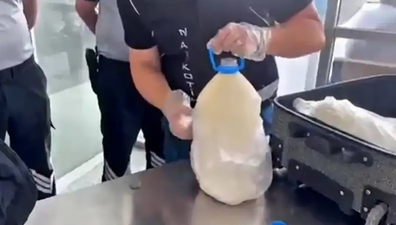 Havalimanında Şaşkınlık Yaratan Ele Geçirme: 12 Kilo 800 Gram Süt Şişesi