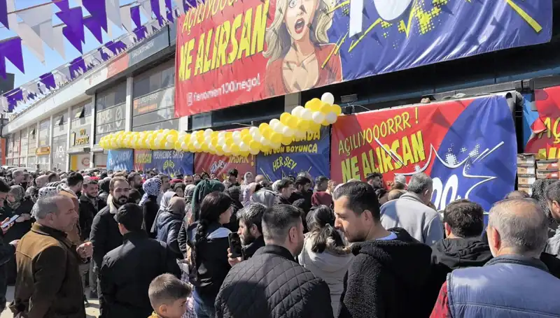 Bursa'da İndirim Fırtınası: Alışveriş Merkezlerinde Tıklım Tıklım Kalabalık