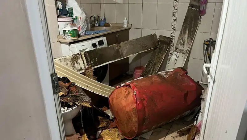 Ege'de Fırtına Sonrası Yaşanan Felaket: Ağaçlar Devrildi, Havaya Beyaz Karıştı!