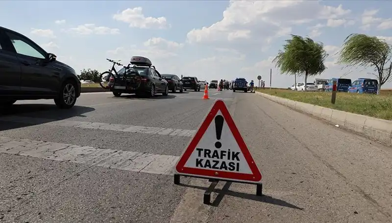 Adana'da Kamyon-Otomobil Çarpışması: Hayatını Kaybeden ve Yaralı Var!