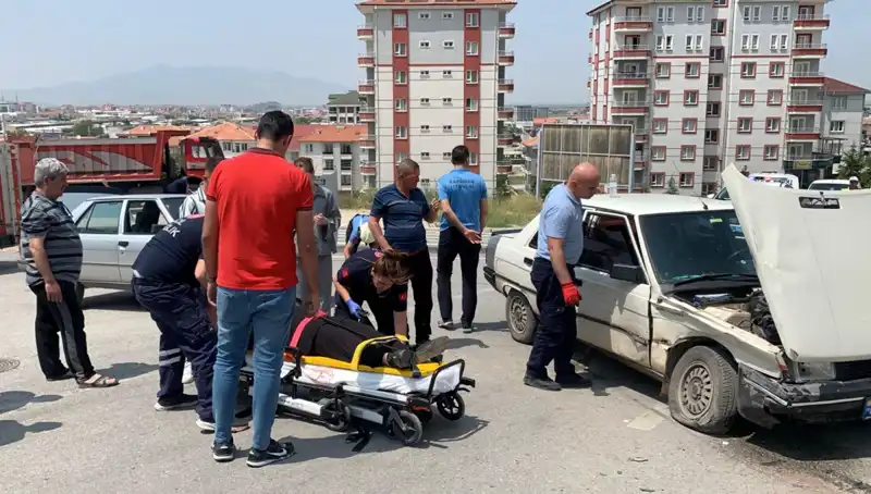 Kavşakta Meydana Gelen Kaza: 2 Yaralı, Detaylar Şok Edici!