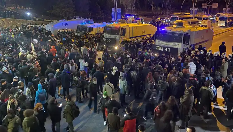 İstanbul ve Ankara'da Öğrenciler İmamoğlu'na Destek İçin Sokağa İndi