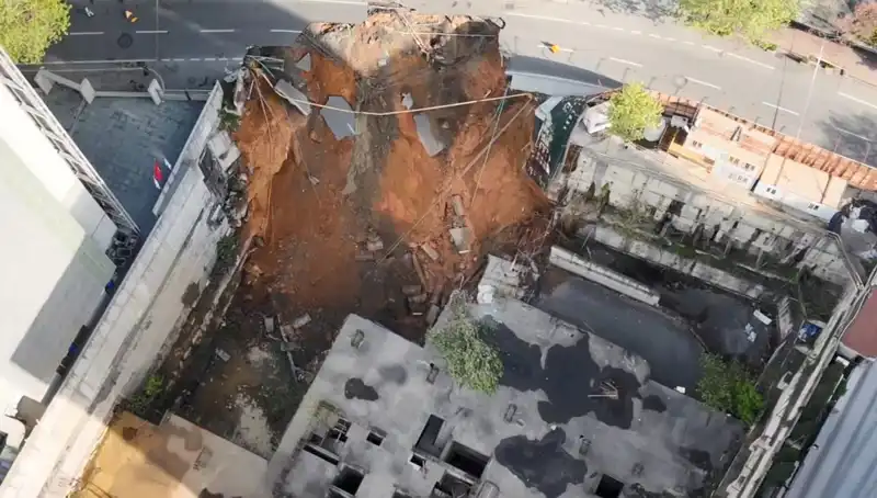 Sarıyer'de Şok! İç Yolda Büyük Çökme Tarafından Yolu Kapattı