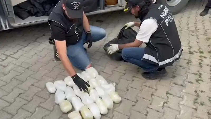 Havalimanında Şok: Yolcunun Valizinden 13 Kilo Metamfetamin Çıktı