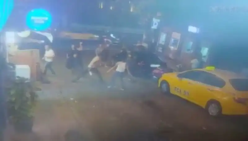 Beyoğlu'nda Laf Atma Kavgası: Kanlı Çatışma Yüzlerce Gözlemlendi