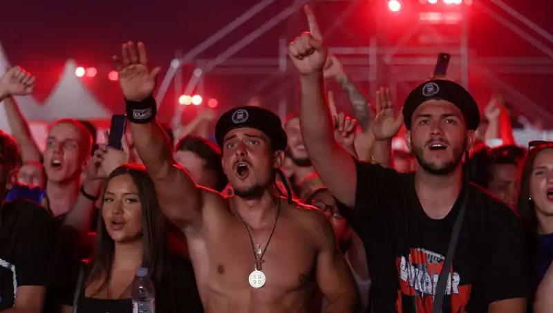 Thompson Konserinde Tartışmalı Nazi Selamı Olayı Tartışma Yarattı
