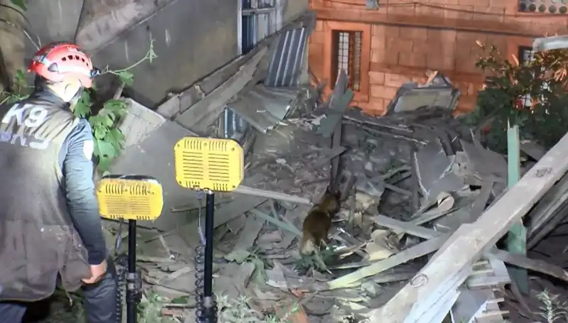 İstanbul'da Deprem Sonrası Çöken Bina: Yetkililer Ne Dedi?