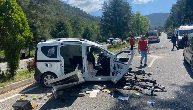 Marmaris’te Trafik Kazası: Yolu Savaş Alanına Çeviren Olayda Can Kaybı ve Yaralılar!