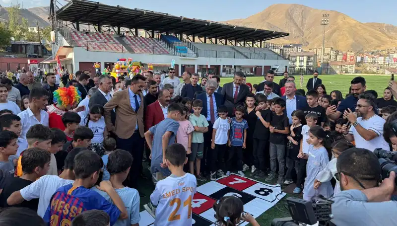 Hakkari’de Coşku Dolu Anadolu Şenliği Başladı, Yerli Sanatçılar Sahne Aldı!