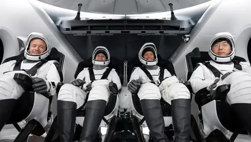 SpaceX'in Tarihi Görevi: Uzay Yolcuları Başarıyla Dünya'ya Döndü