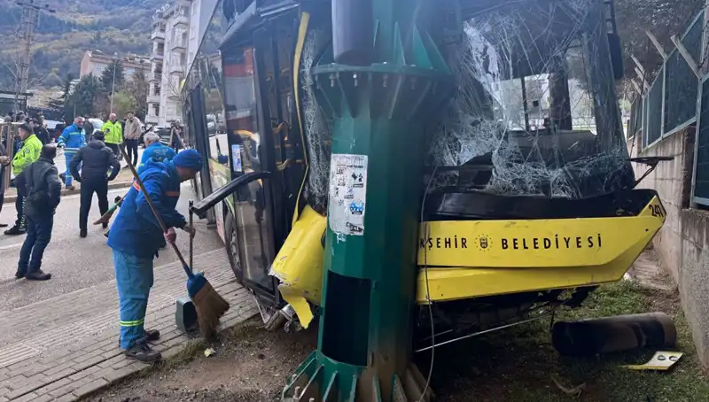 Bursa’da Belediye Otobüsü Kazası: 8 Kişi Yaralandı, Olayın Ayrıntıları Ortaya Çıktı