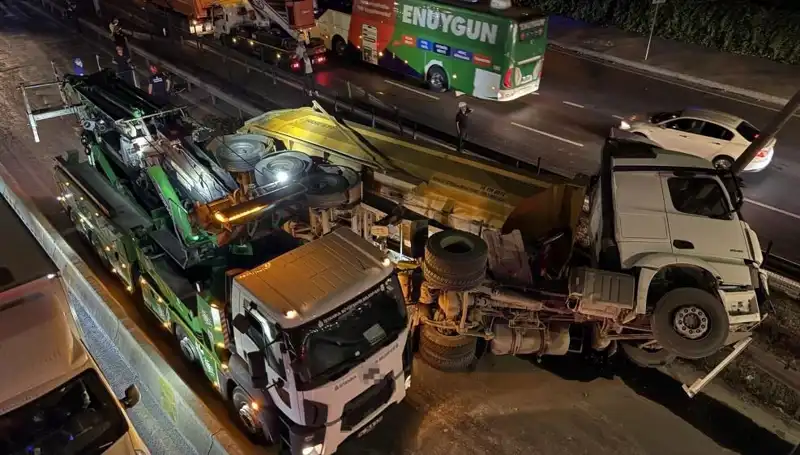 Moloz Yüklü Hafriyat Kamyonu Devrildi! Olayda Yaralılar Var mı?