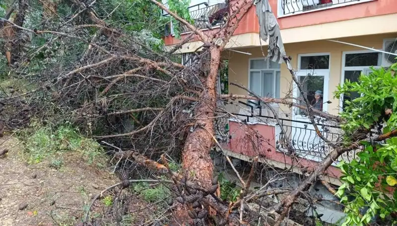 Dev Yıkım: Yağmur, Tarihi Binayı Yerle Bir Etti