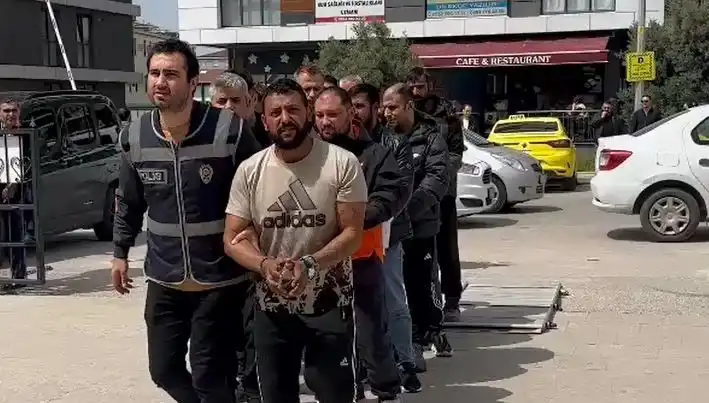 Edirne'de Eş Zamanlı Operasyon: Yedi Firari Yakalandı ve Şaşkınlık Yarattı