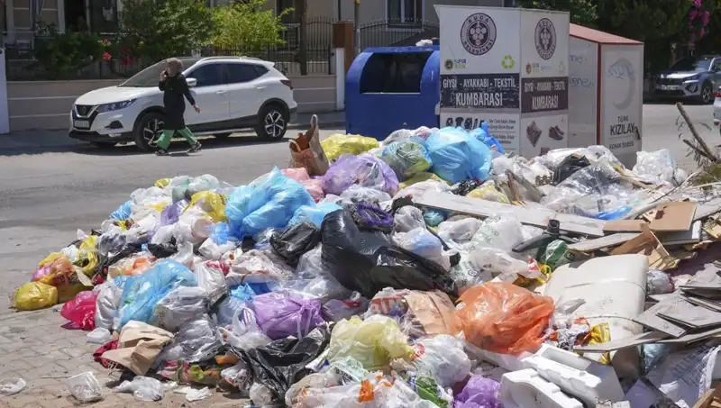 İzmir'de Çöp Yığınları Korkutucu Boyutlara Ulaştı, Halk Tehlike Altında!