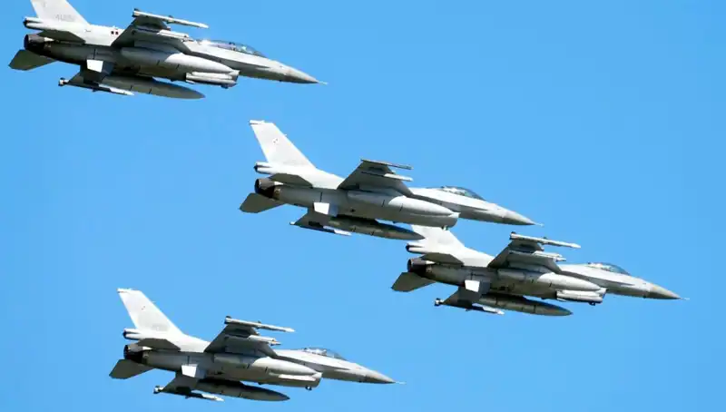 ABD, Ukrayna Uçucularını F-16 Uçuşuna Hazırlamak İçin Eğitim Programı Açıklıyor