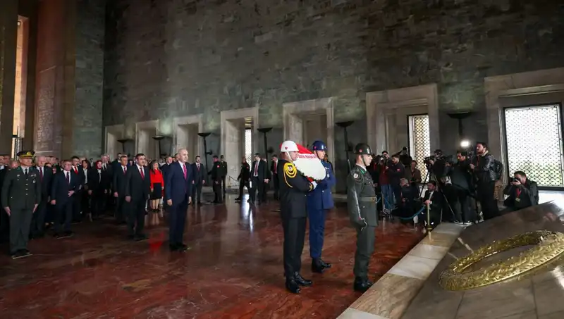 Devlet Erkanı Anıtkabir'de, Türkiye'nin Geleceğine Dikkat Çekildi