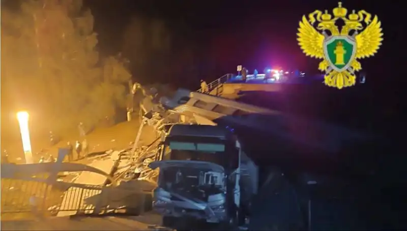 Rusya'da Köprü Çöktü: Trenin Üzerine Düştü, Can Kayıpları Söz Konusu