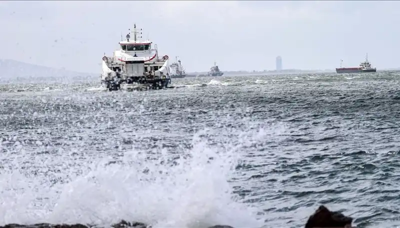 İzmir'de Vapur Seferleri Fırtına Nedeniyle İptal Edildi, Yolcular Ne Yapacak?