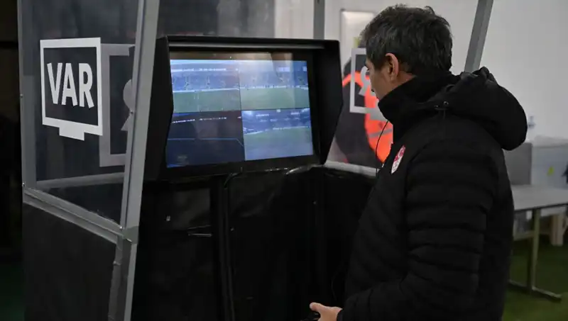 Konyaspor-Galatasaray Maçının VAR'ında Piotr Lasyk Dikkat Çekti