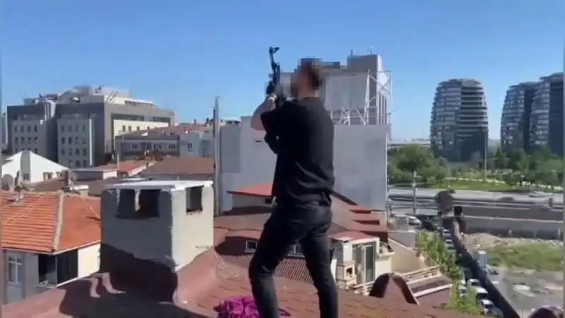 İstanbul'da Gerilim Dolu Operasyon: Bacadan AK-47 Fışkırdı!