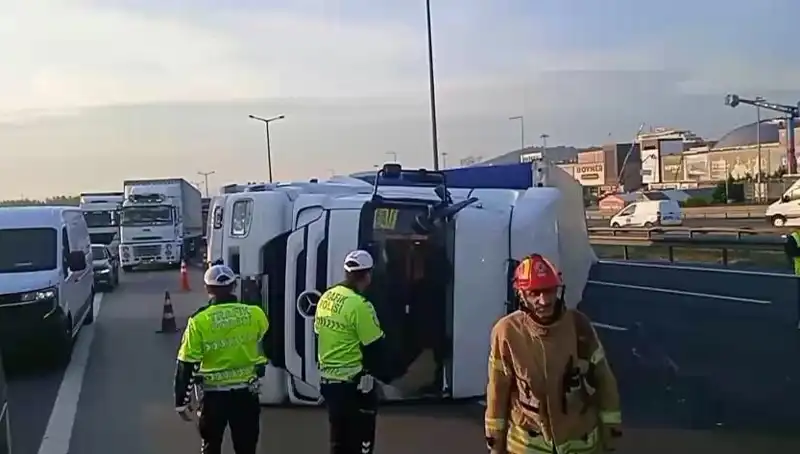 Pendik TEM Otoyolu'nda TIR Devrildi, İstanbul Yolu Kilit Hala!