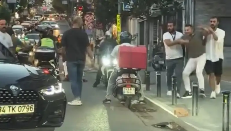 Nişantaşı'nda Yol Verme Kavgası: Sopalı Saldırı Anları İfşa Oldu