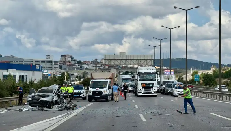 Otoyolda Büyük Kaza: Üç Kişi Araçta Sıkıştı ve Trafik Kitlendi