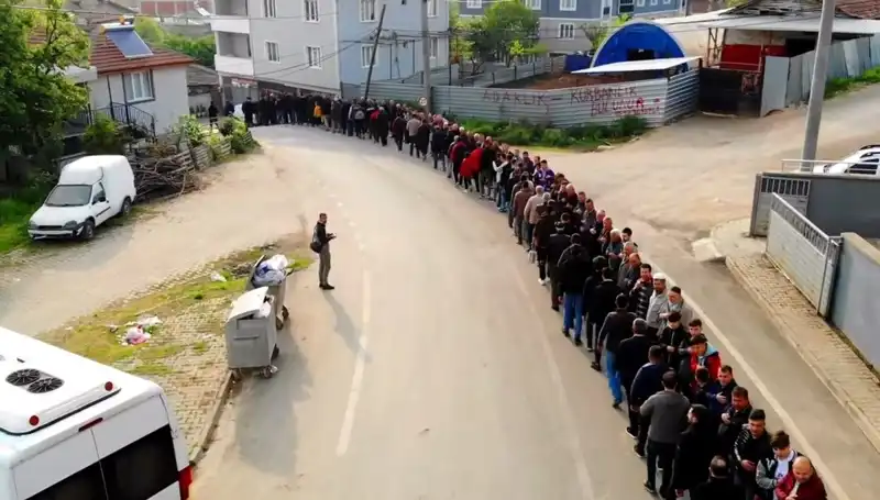 Bursa'da Bayram Coşkusu: 1 Kilometrelik Kuyruk ile Bayramlaşma Geleneği