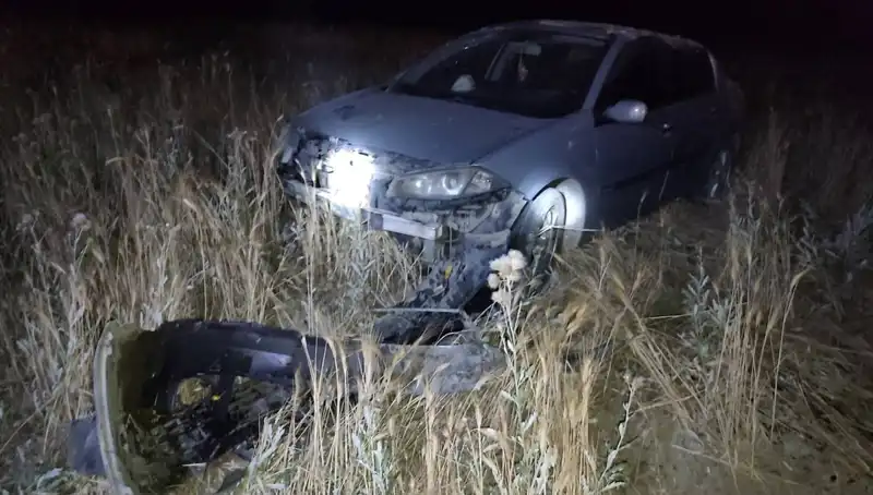 Burdur'da Otomobil Tarlaya Uçtu, İki Kişi Yaralandı