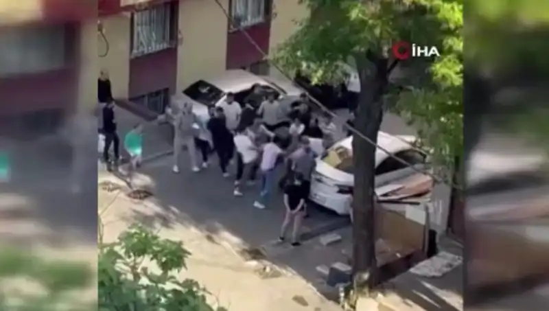 Kapıları Zorlayan Madde Bağımlısına Meydan Dayağı: Güvenlik Güçleri Anlık Müdahale Etti