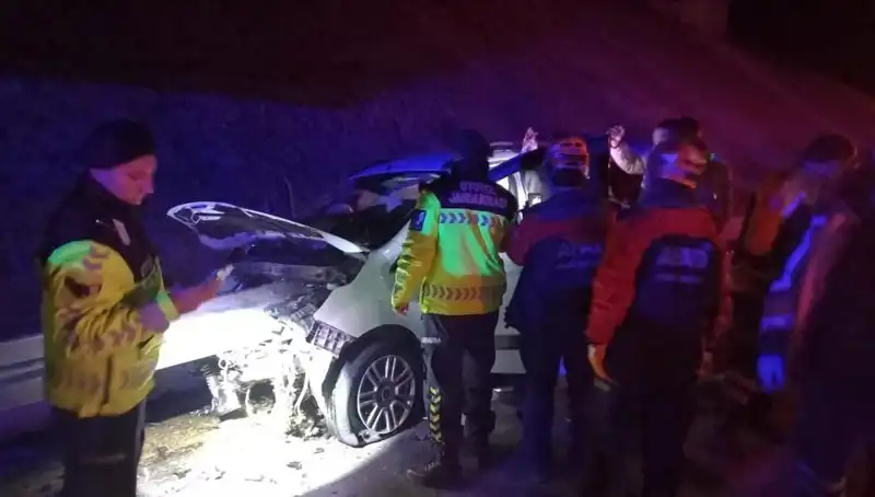 Otomobili Durduramayan Bariyer Can Alıyordu: 4 Kişi Yaralandı!