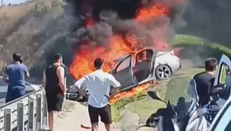 TEM Otoyolu'nda Kaza: Alev Alev Yanan Otomobilin Görüntüleri Şok Etti