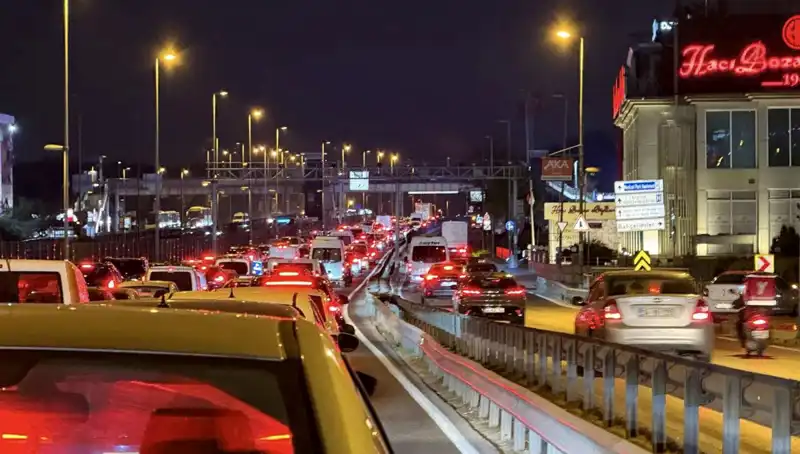 Yenibosna Metrobüs Yaya Üst Geçidi İçin Önemli Çalışmalar Başladı
