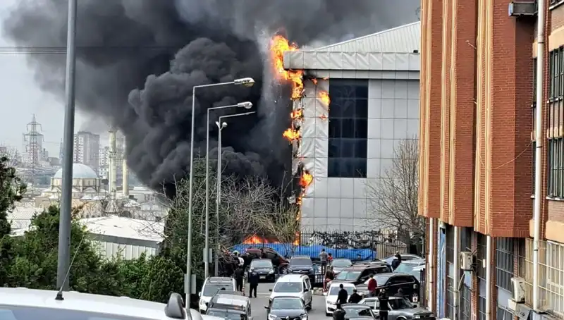 Başakşehir'de Sanayi Sitesinde Korkutan Yangın: Ekipler Anında Müdahale Etti