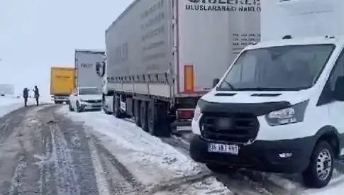 Kars-Ardahan Karayolunda Yoğun Kar Yağışı: TIR'lar Yolda Mahsur Kaldı