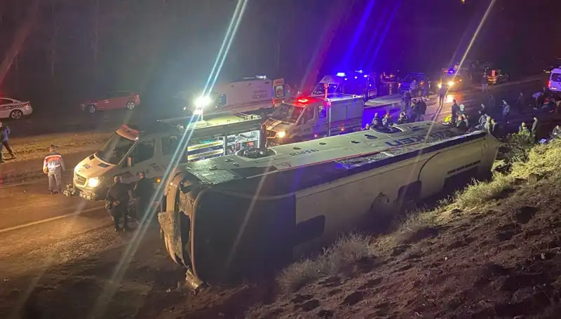 İşçi Servisinin Devrilmesi Sonucu 23 Kişi Yaralandı: Olayın Detayları