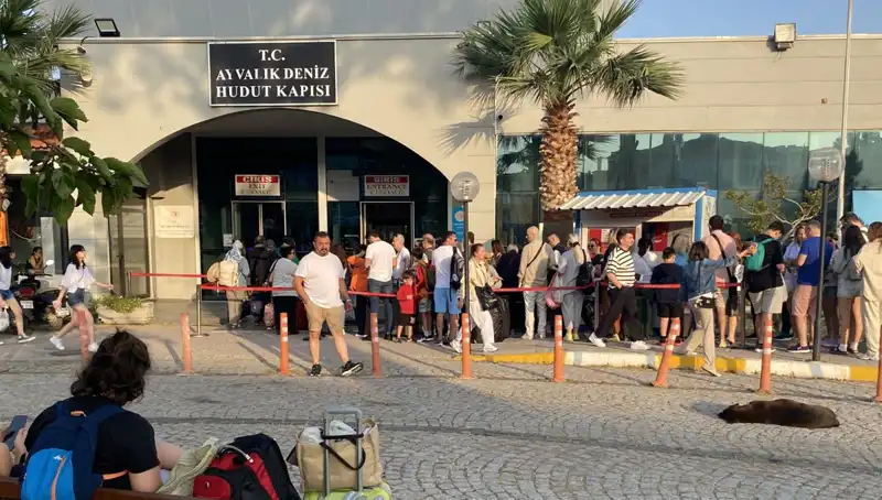 Bayramda Midilli Adası'na Yapılan Akın: Tatilcilerin Yeni Gözdesi