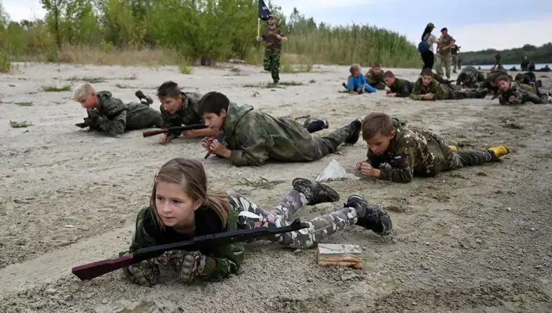 Rusya’da 8 Yaşındaki Çocuklar Askeri Kampta Ne Yaşıyor?