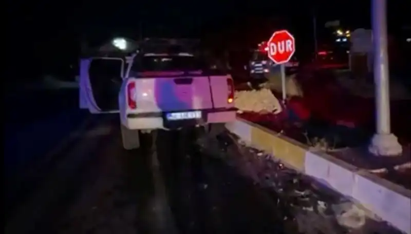 İzmir'de Trafik Kazası: Kamyonet ile Hafif Ticari Araç Çarpıştı