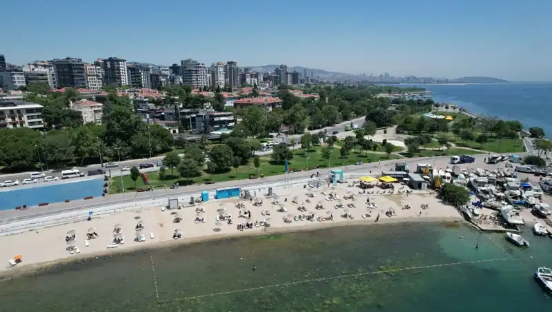 İstanbul'da Sıcak Hava Dalgası: Caddebostan Sahili Yoğun İlgi Görüyor!