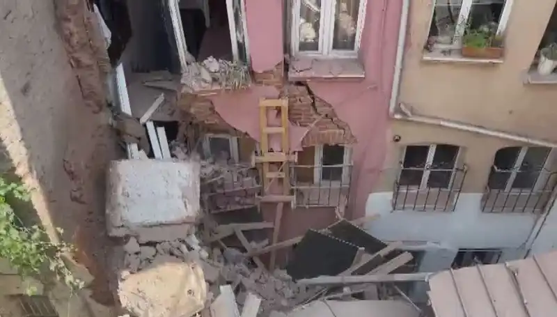 İstanbul'da Üç Katlı Binanın Balkonu Ani Bir Çökme Yaşadı: Korku Dolu Anlar