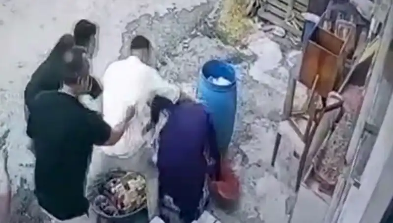 Başakşehir'de Olay! Baba ve Oğul, "Bidon" Nedeniyle Kadını Darbetti