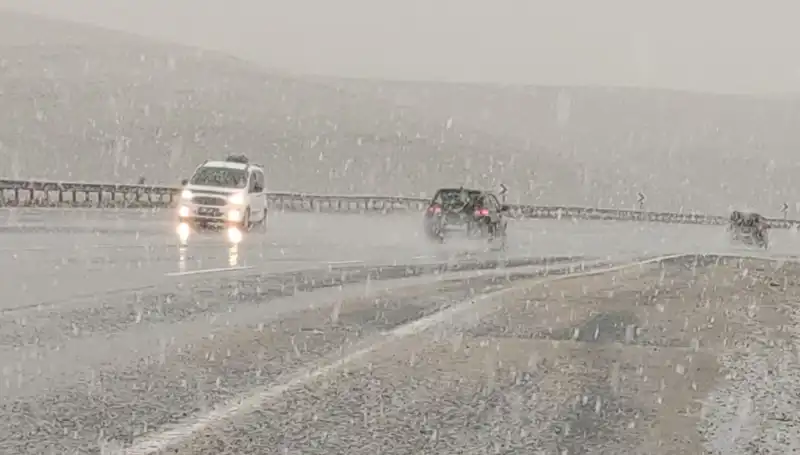 Nisan Ayında Kar Sürprizi: Bahar Yerine Kış Manzarası