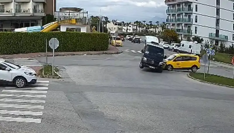 Kavşakta Feci Kaza: Minibüs ve Ticari Taksi Çarpıştı, Hayatlar Tehlikede!